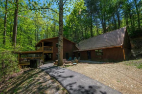 Spacious Creekside 6BR FIRE PIT Hot Tub FREE Attraction Tickets
